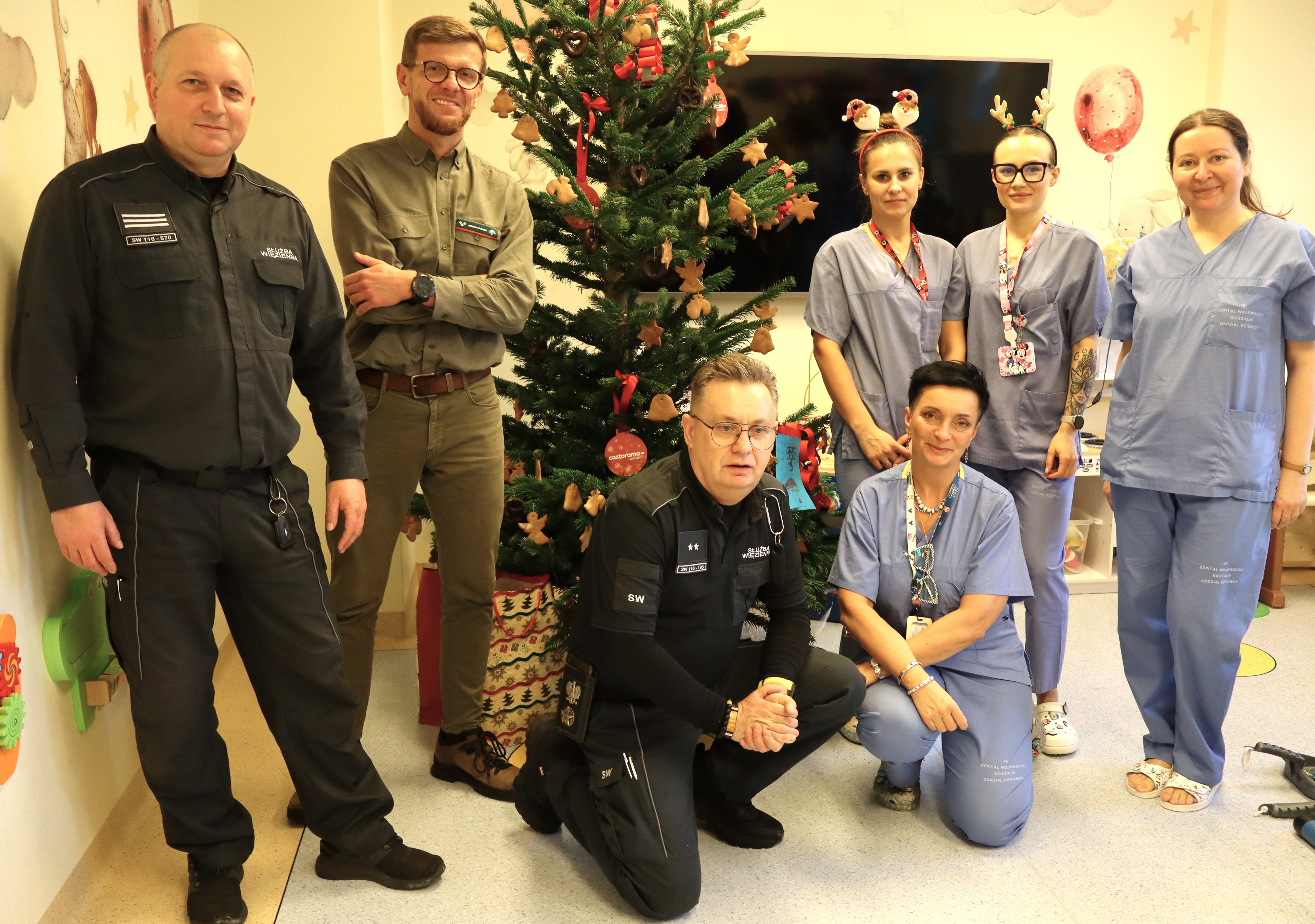 Goście z choinką na Oddziale Dziecięcym - zdjęcie 3