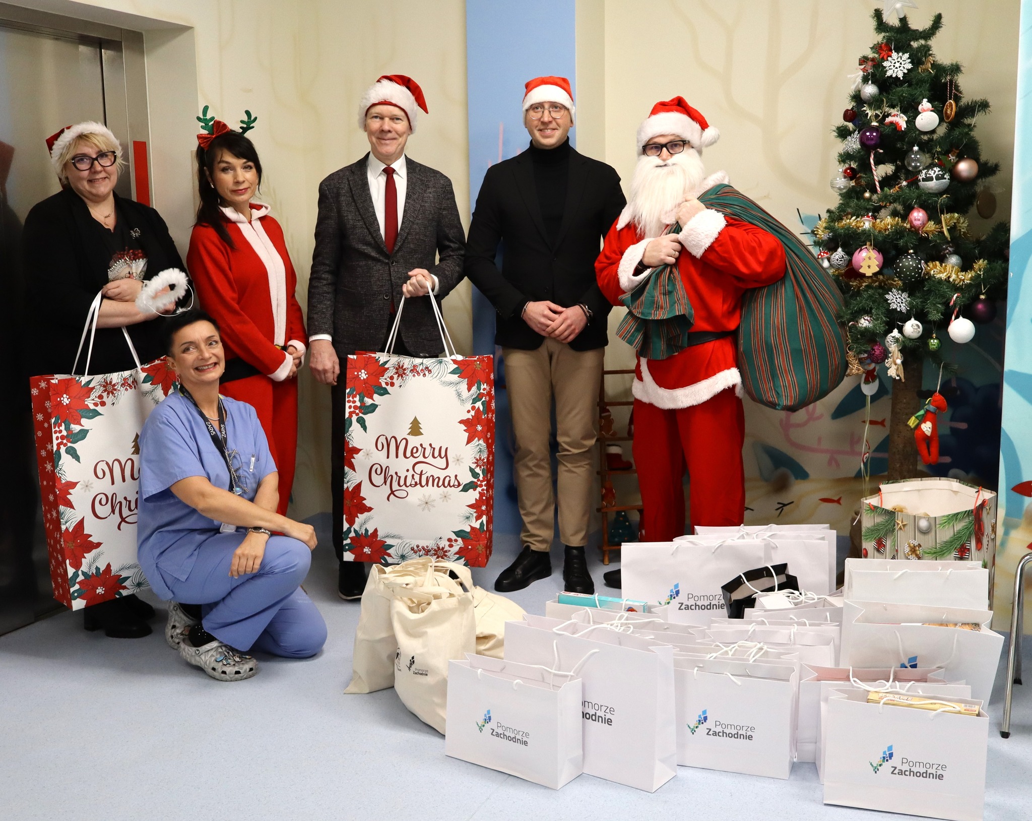 Mikołaj odwiedził pacjentów Oddziałów Dziecięcych - zdjęcie 2