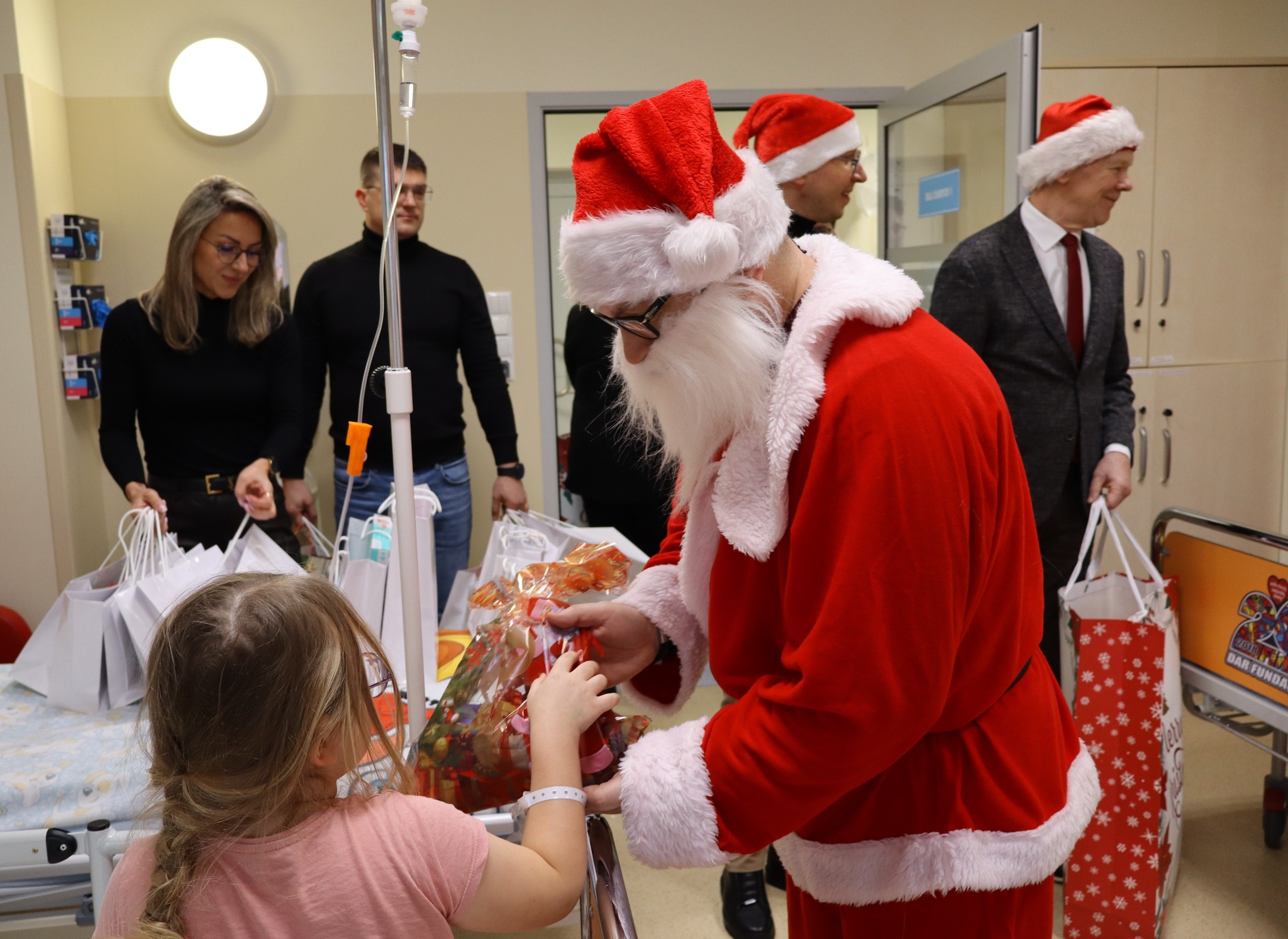 Mikołaj odwiedził pacjentów Oddziałów Dziecięcych - zdjęcie 5