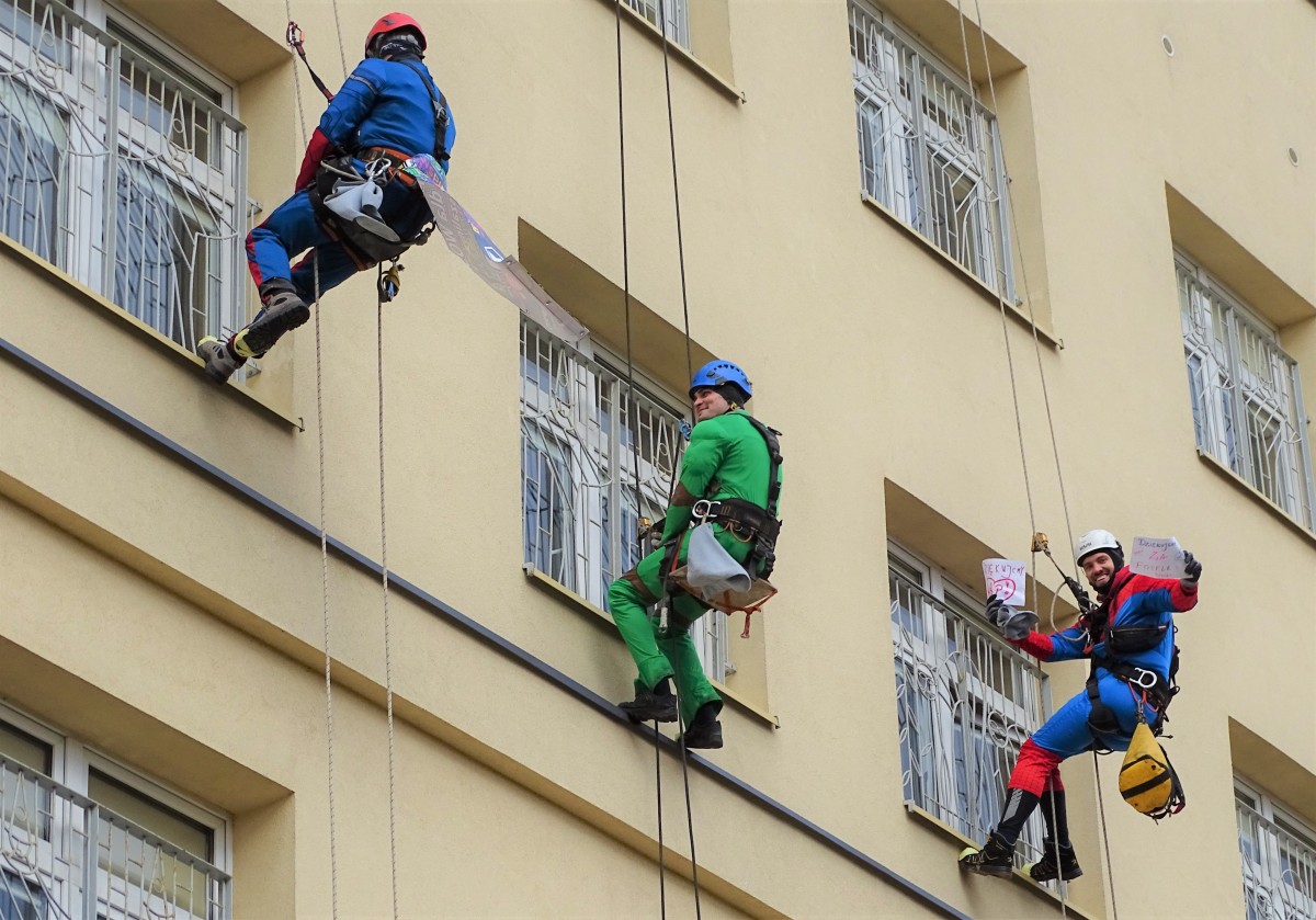 Alpiniści dla WOŚP zjeżdżają z budynku Szpitala