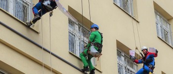 Alpiniści dla WOŚP zjeżdżają z budynku Szpitala