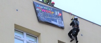 Alpiniści rozpoczynają zjazd z budynku Pawilonu Dziecięcego