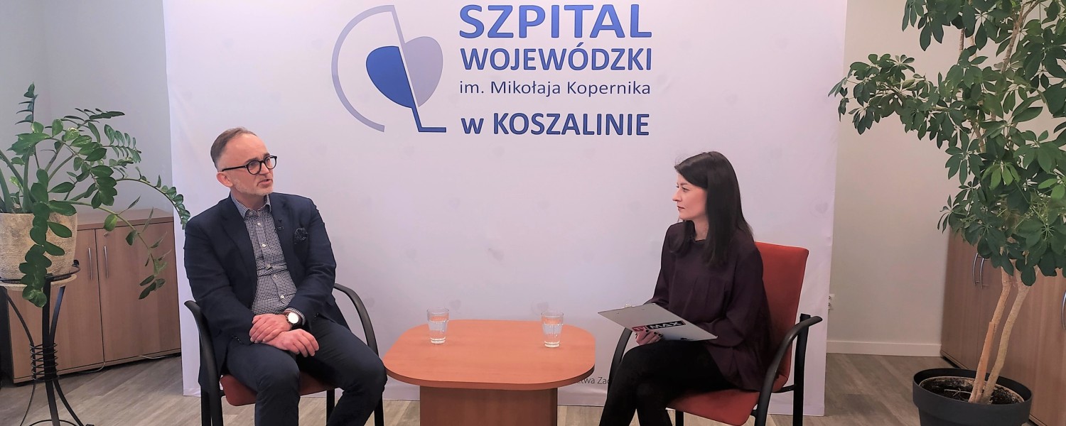 Doktor Przemysław Kaczanowski udziela wywiadu dziennikarce TV MAX