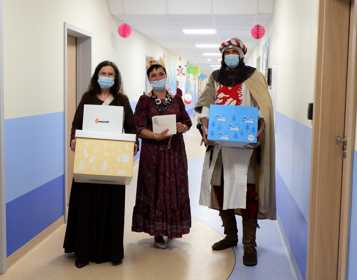 Członkowie Koszalińskiej Kompanii Rycerskiej przywieźli prezenty dla dzieci przebywających w szpitalu