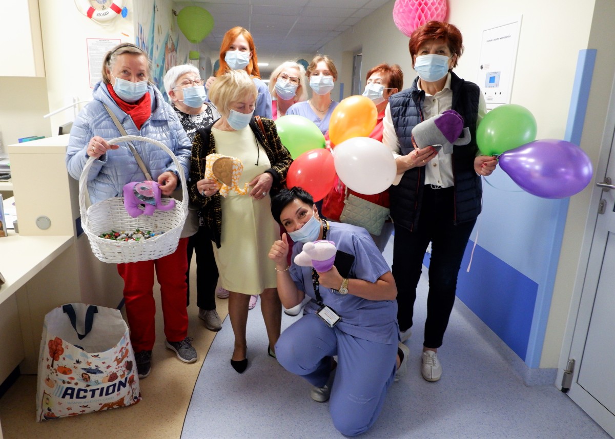 Członkinie Ery Kobiet przywiozły prezenty dla dzieci przebywających w szpitalu