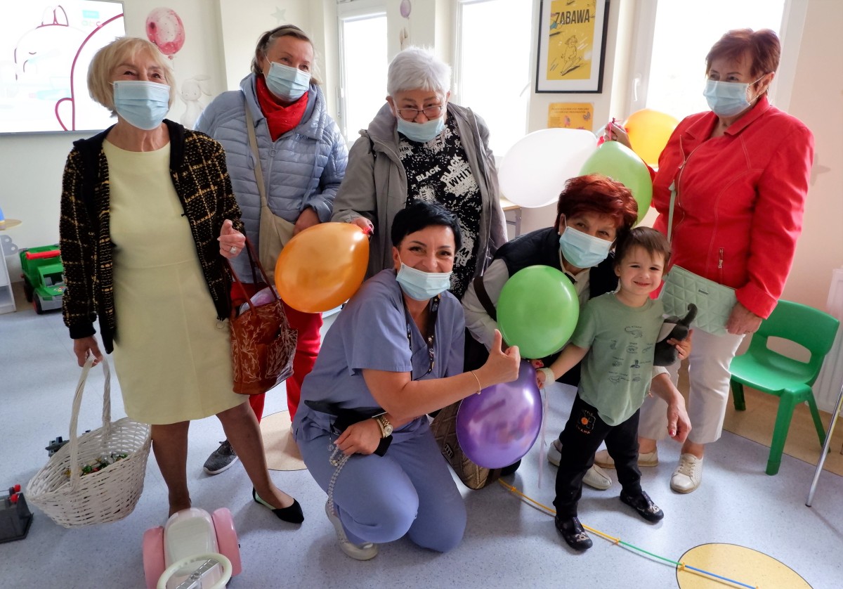 Członkinie Ery Kobiet przywiozły prezenty dla dzieci przebywających w szpitalu