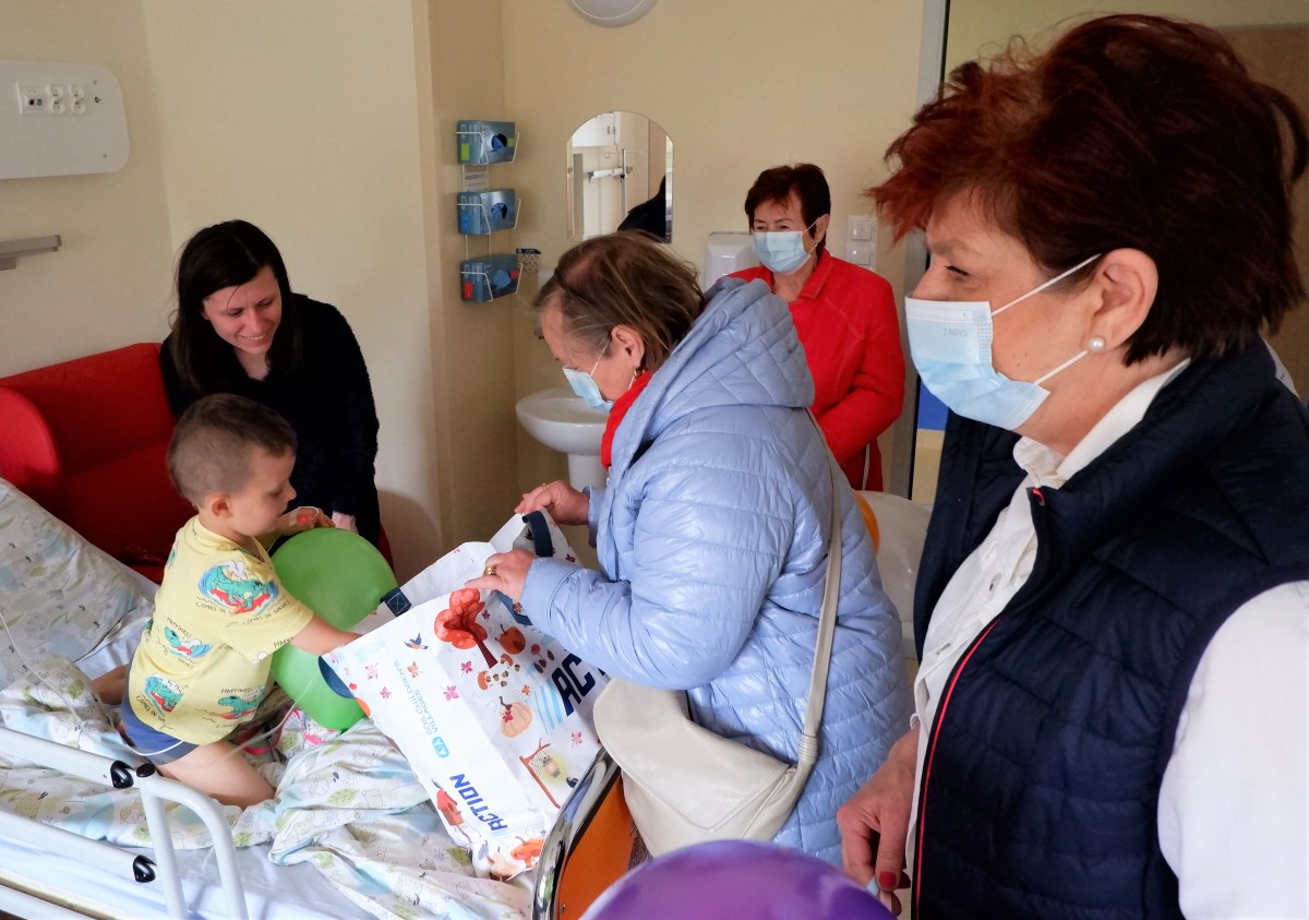 Członkinie Ery Kobiet wręczają prezenty dzieciom przebywających w szpitalu