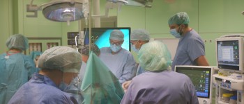 Personel medyczny przeprowadza operację