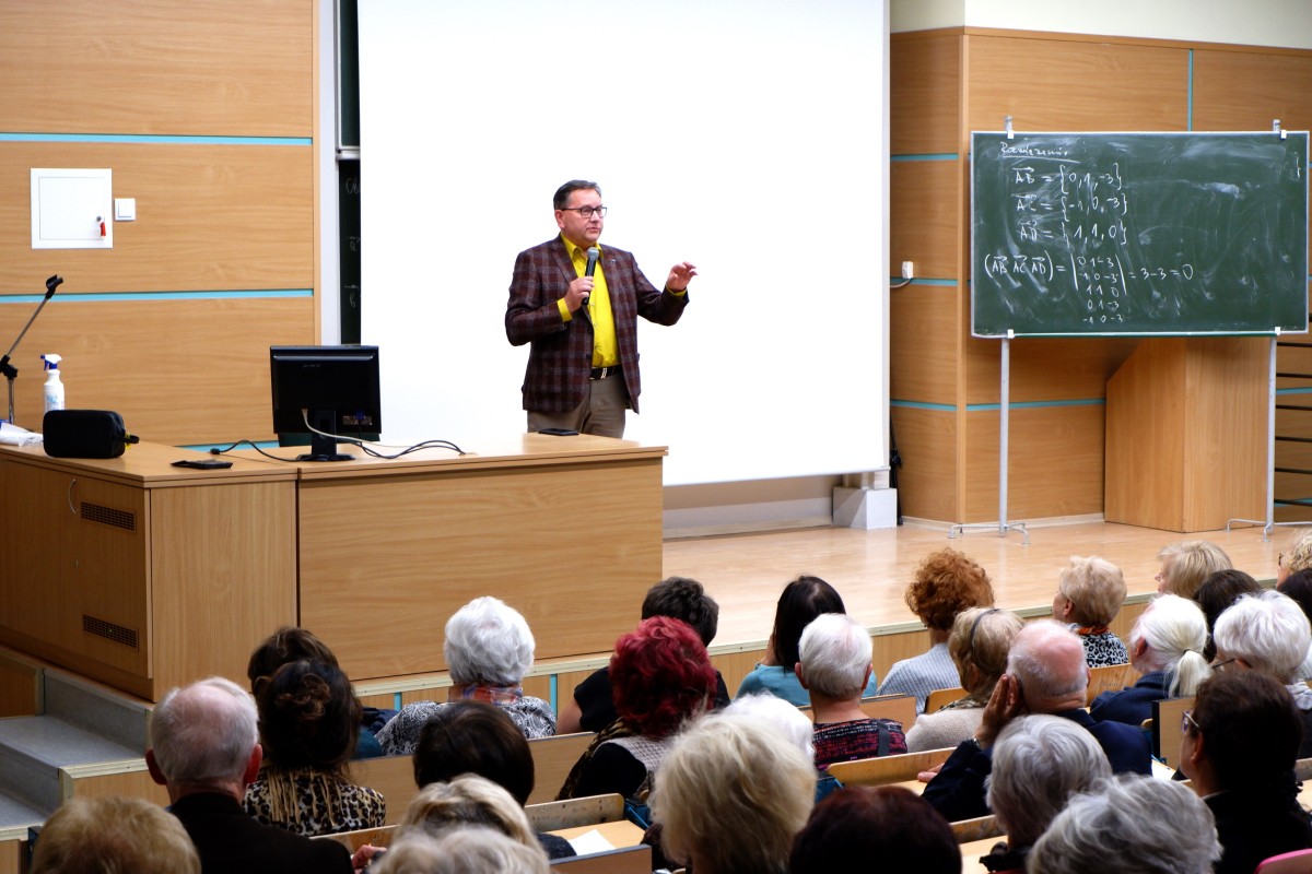 Dr Wróblewski prowadzi wykład dla seniorów