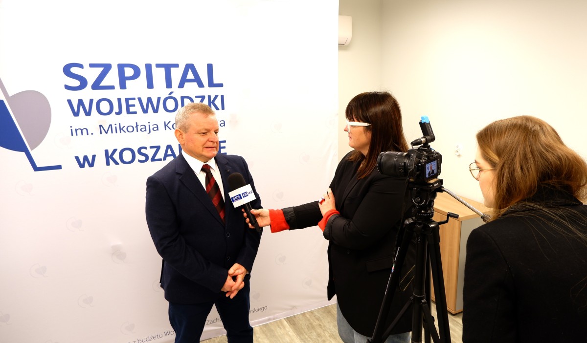 Dr Melka udziela wywiadu dziennikarce Głosu Koszalińskiego
