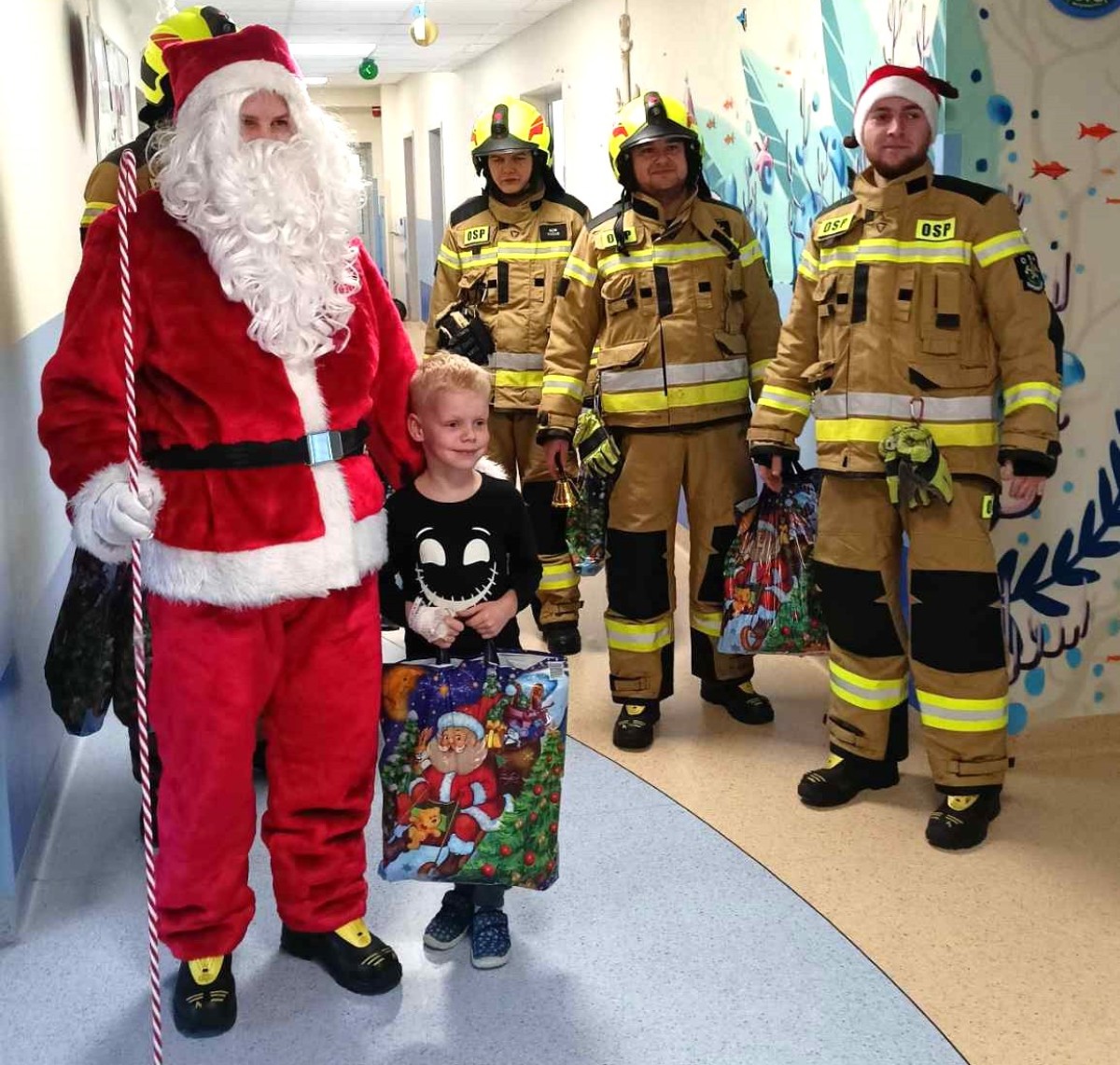 Strażacy i Rycerze wraz z Mikołajem na Oddziale Dziecięcym