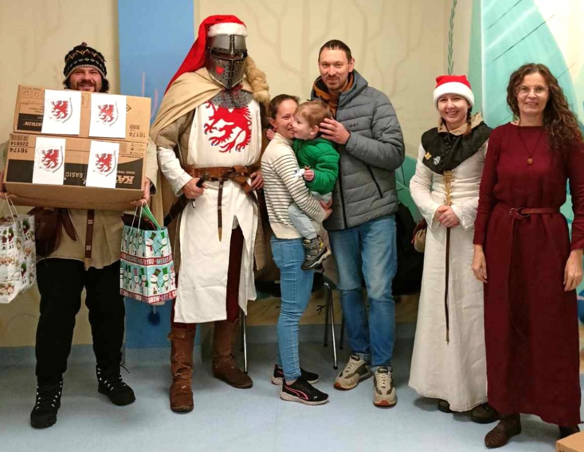 Strażacy i Rycerze wraz z Mikołajem na Oddziale Dziecięcym