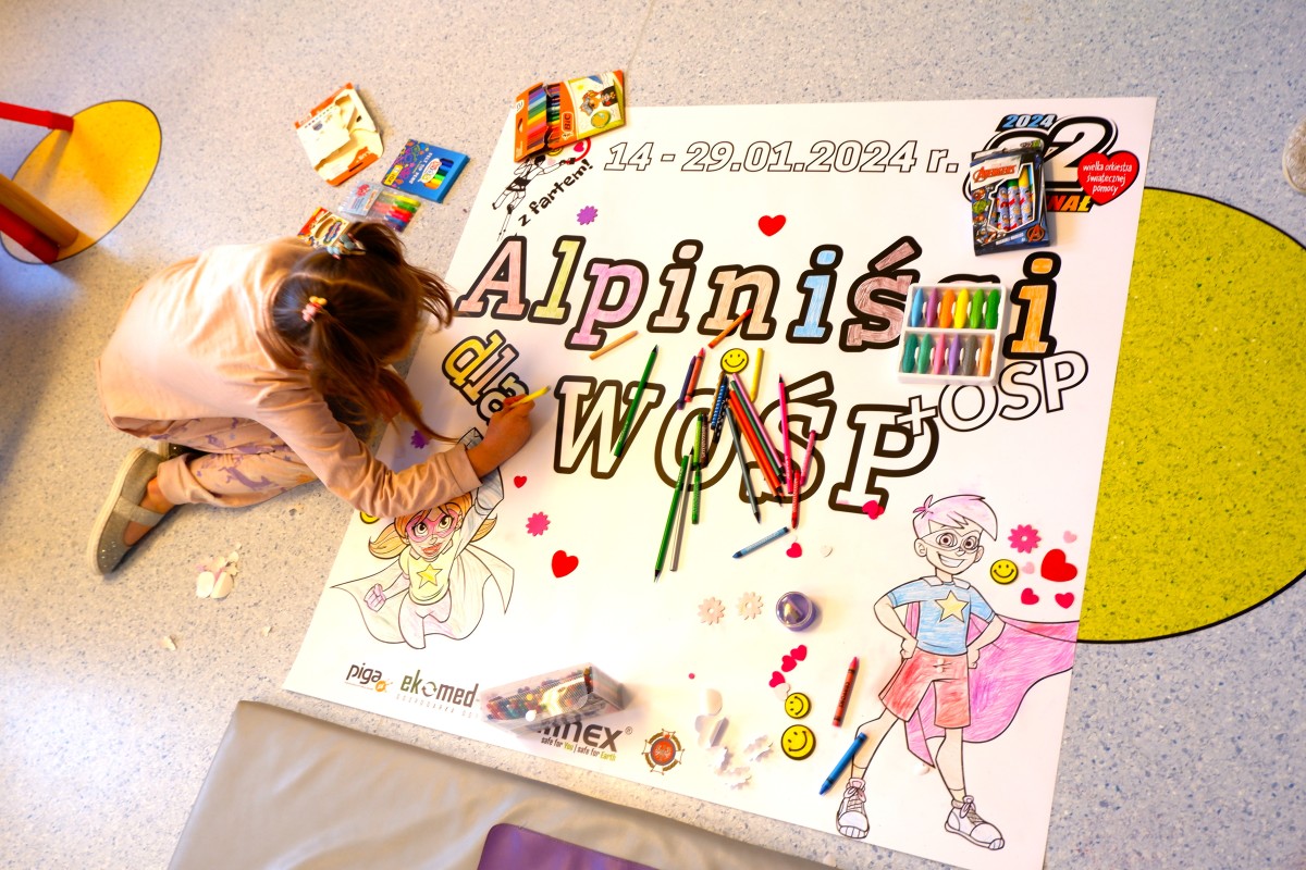 Dzieci malują malowankę od Alpinistów dla WOŚP