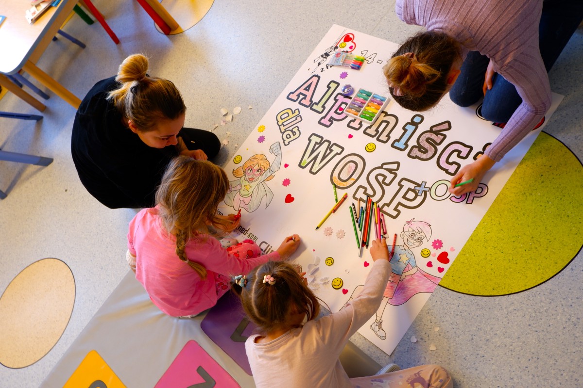 Dzieci malują malowankę od Alpinistów dla WOŚP